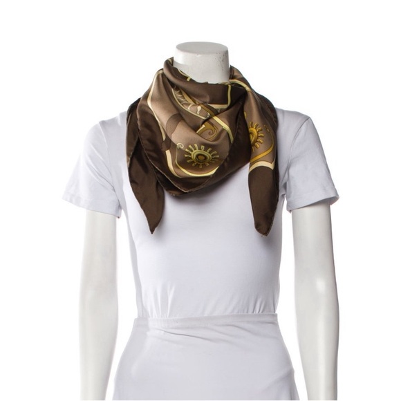 Hermès Paris "Carrossier" Silk Scarf
Designed by Philippe Ledoux - Picture 9 of 11